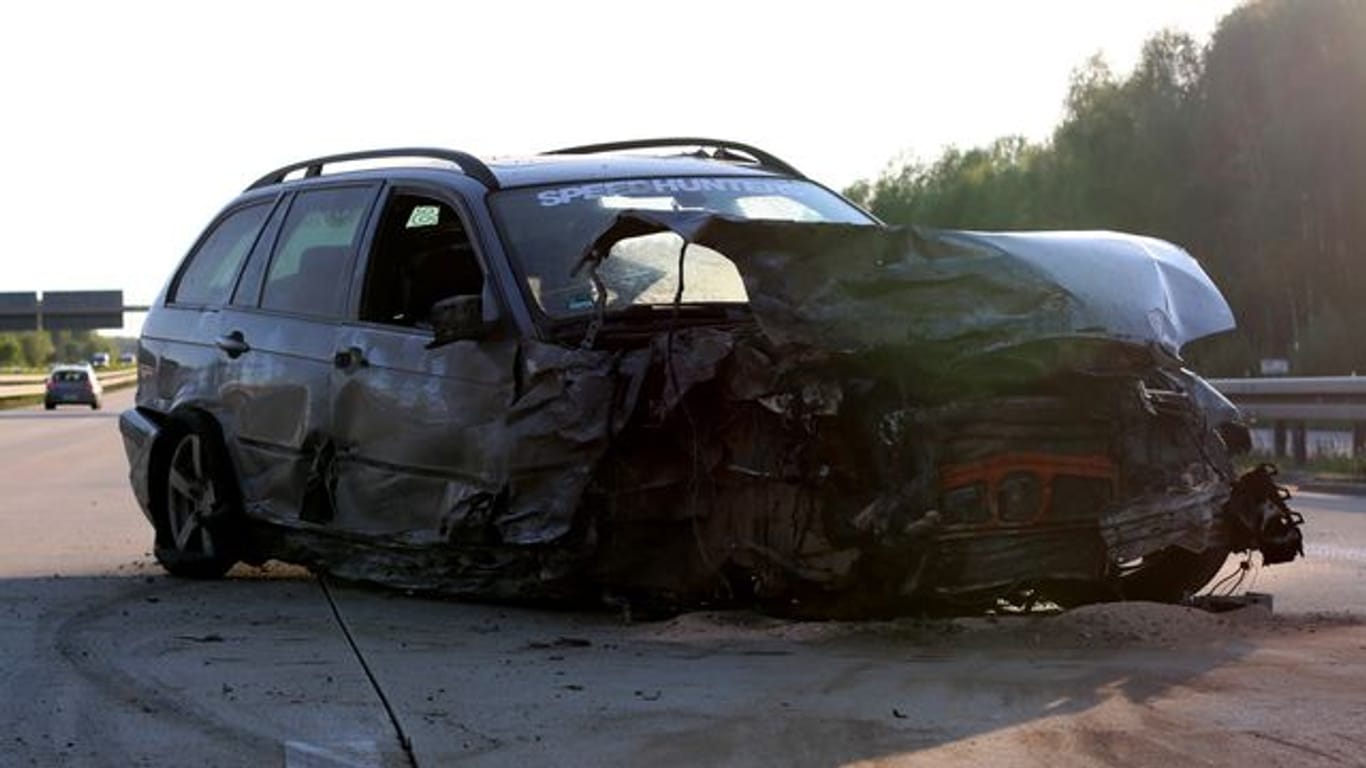 Autofahrer prallt auf A4 gegen Leitplanke