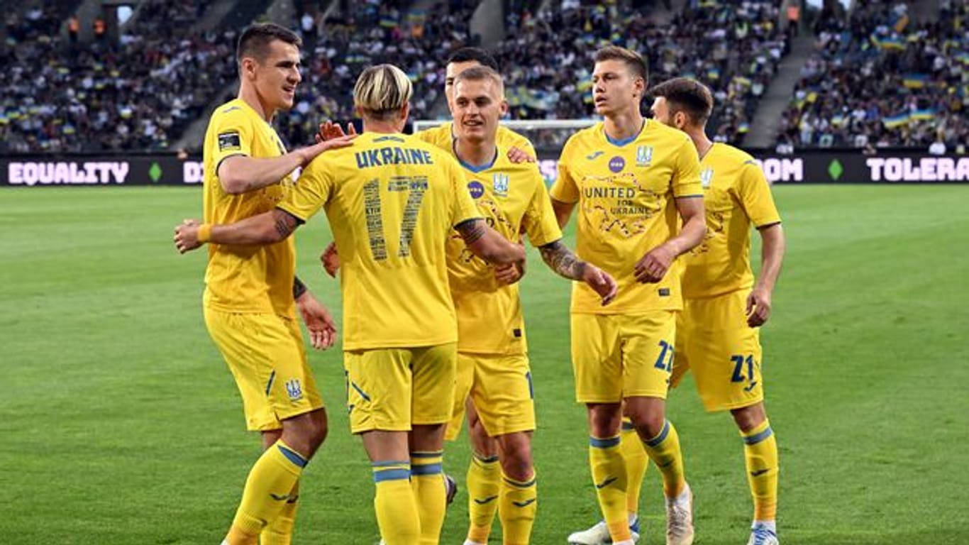 Die ukrainischen Spieler feiern das 1:0 gegen Borussia Mönchengladbach.