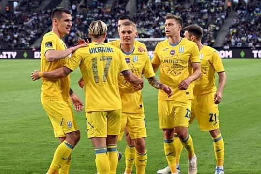 Die ukrainischen Spieler feiern das 1:0 gegen Borussia Mönchengladbach.