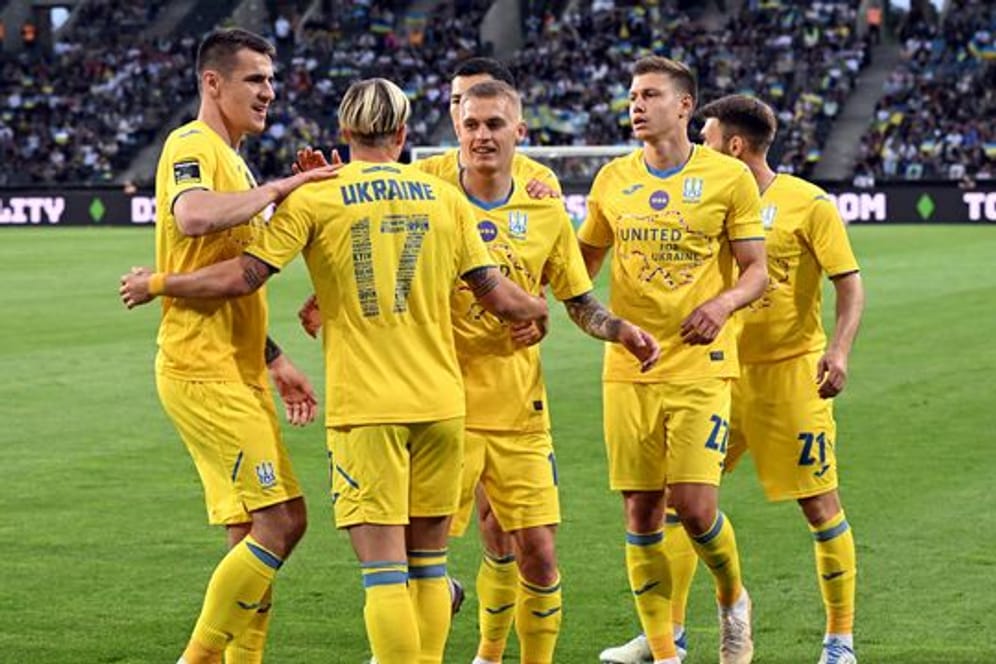 Die ukrainischen Spieler feiern das 1:0 gegen Borussia Mönchengladbach.