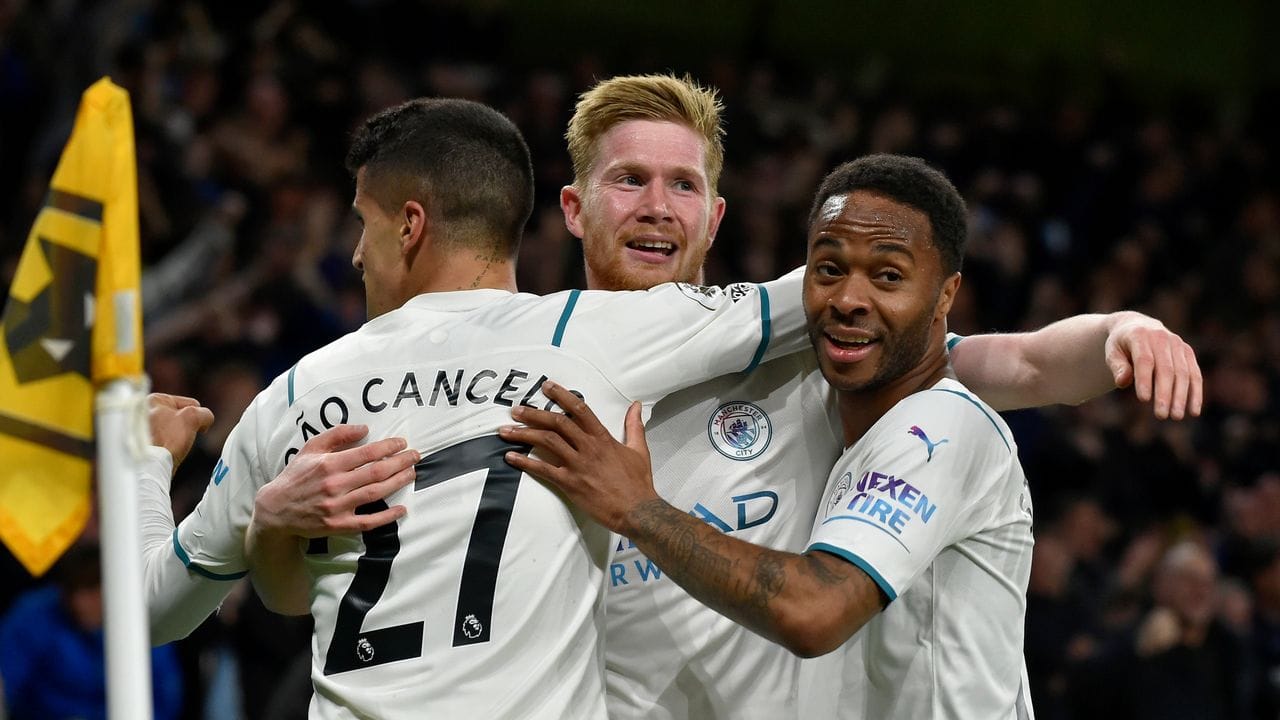Kevin De Bruyne von Manchester City (M) feiert mit Joao Cancelo und Raheem Sterling (r) nach seinem vierten Tor. Kevin De Bruyne von Manchester City (M) feiert mit Joao Cancelo und Raheem Sterling (r) nach seinem vierten Tor.
