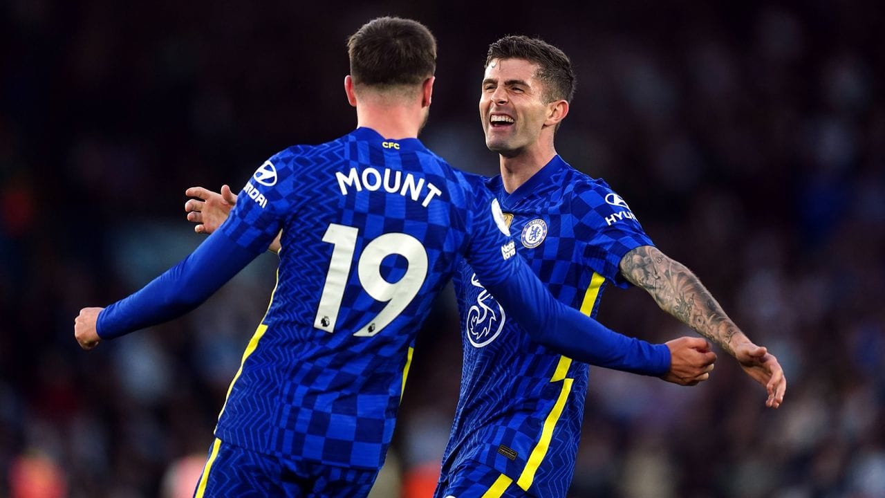 Chelseas Christian Pulisic (r) feiert mit seinem Teamkollegen Mason Mount (19). Chelseas Christian Pulisic (r) feiert mit seinem Teamkollegen Mason Mount (19).