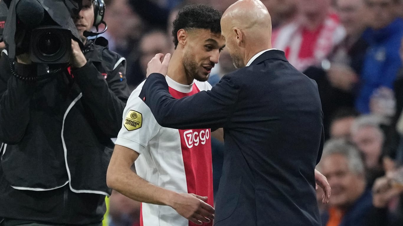 Ajax Noussair Mazraoui (l) wird von Ajax Cheftrainer Erik ten Hag umarmt: Er absolvierte sein letztes Spiel für den Verein..