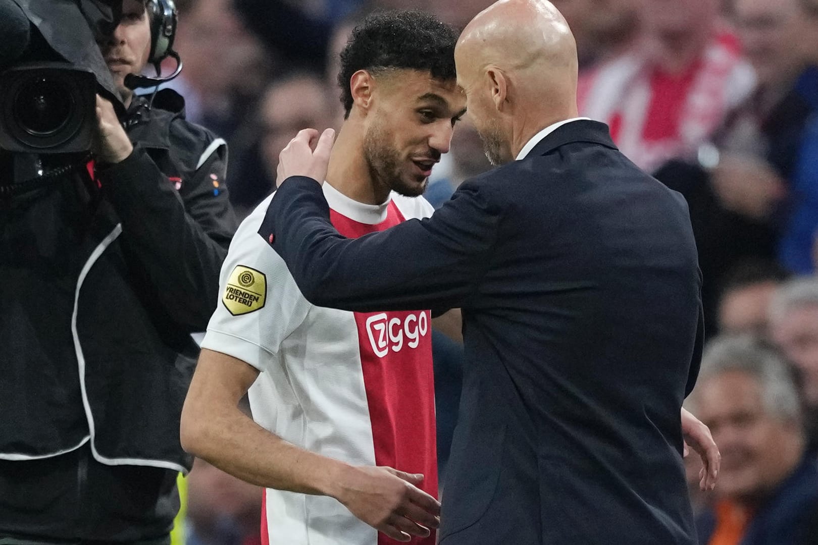 Ajax Noussair Mazraoui (l) wird von Ajax Cheftrainer Erik ten Hag umarmt: Er absolvierte sein letztes Spiel für den Verein..