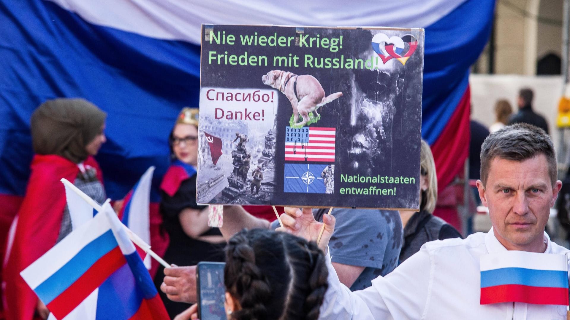 Prorussische Demonstranten protestieren in München gegen die Nato.