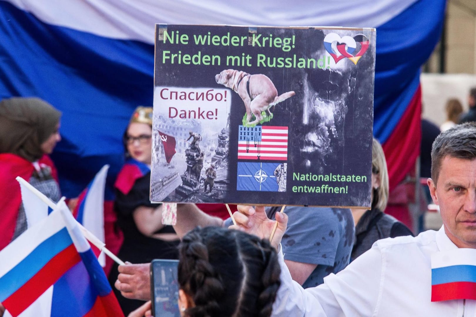 Prorussische Demonstranten protestieren in München gegen die Nato.