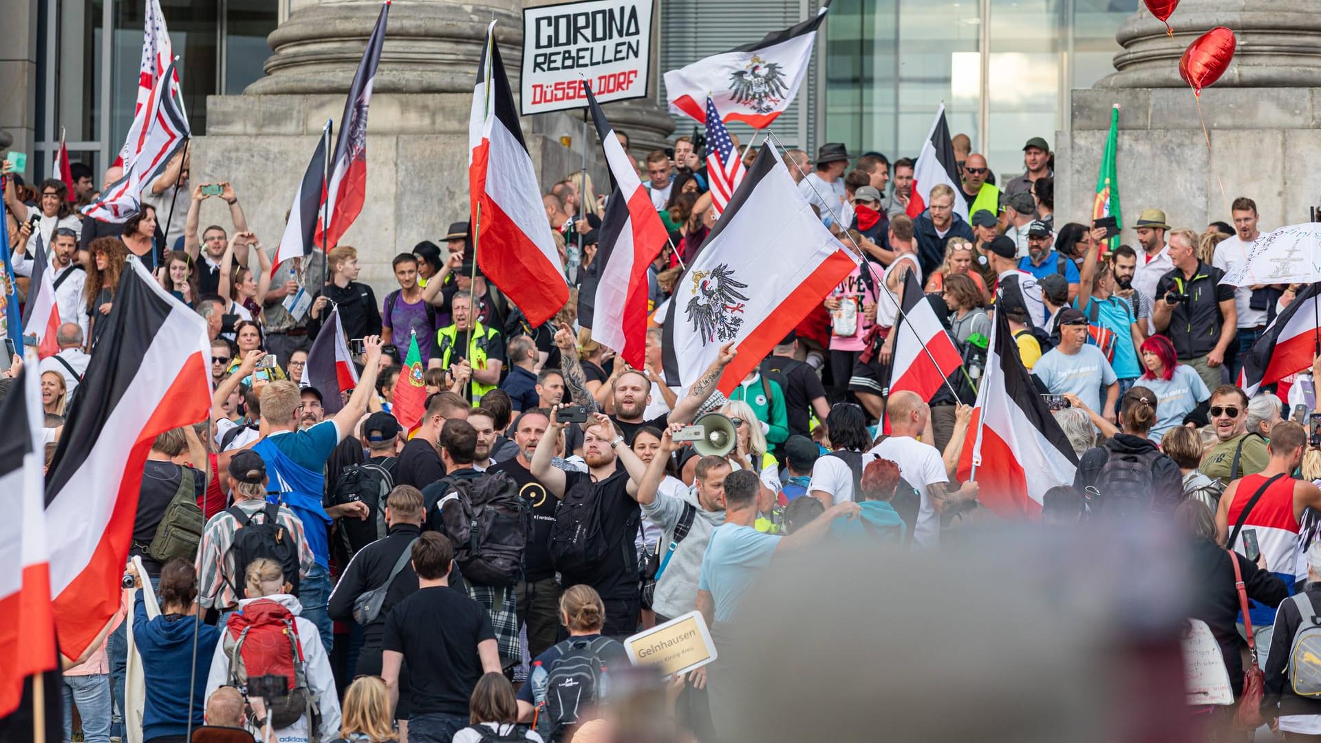 Im August 2020 stürmten Demonstranten die Treppe des Reichstagsgebäudes.
