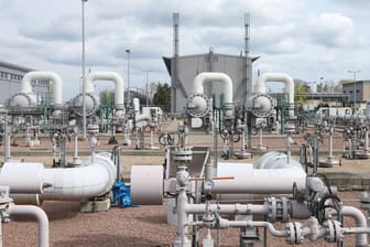 Rohre an einem Gasspeicher in Peissen (Symbolbild): Von den Moskauer Sanktionen gegen Ex-Gazprom-Töchter sind auch Firmen in Deutschland betroffen.