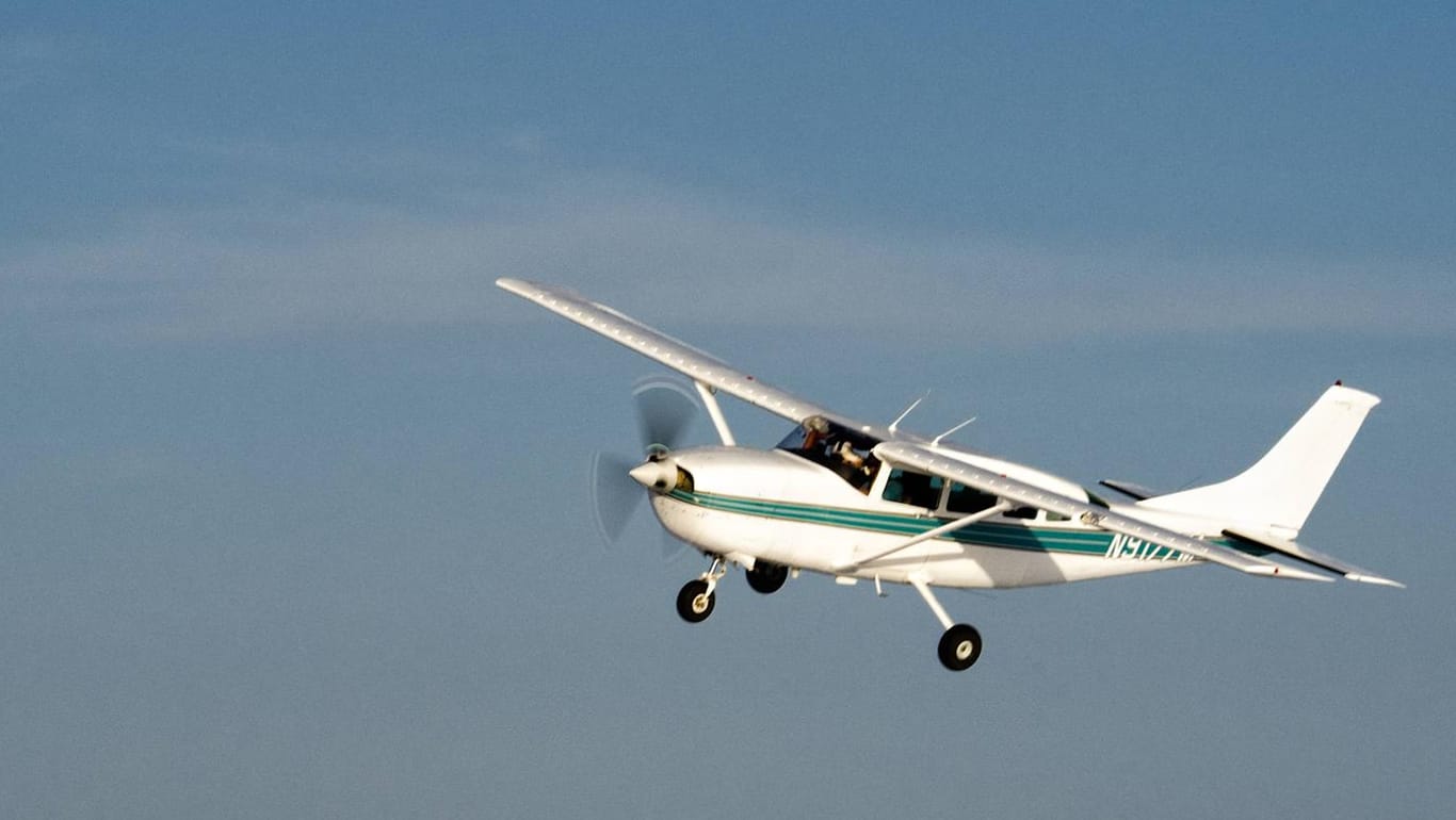 Eine Cessna 207 fliegt eine Kurve (Symbolbild): Ein Passagier landete nach einem Notfall im Cockpit dieses Modell in Florida.