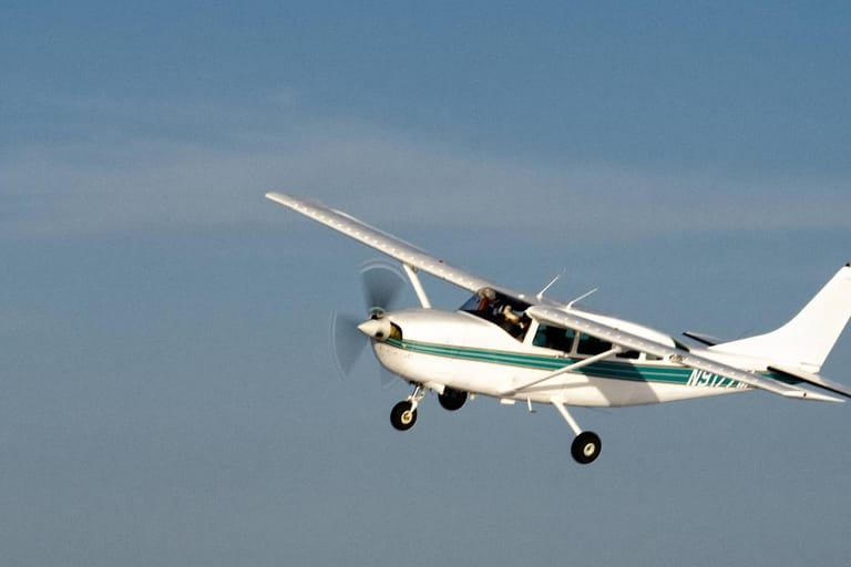 Eine Cessna 207 fliegt eine Kurve (Symbolbild): Ein Passagier landete nach einem Notfall im Cockpit dieses Modell in Florida.