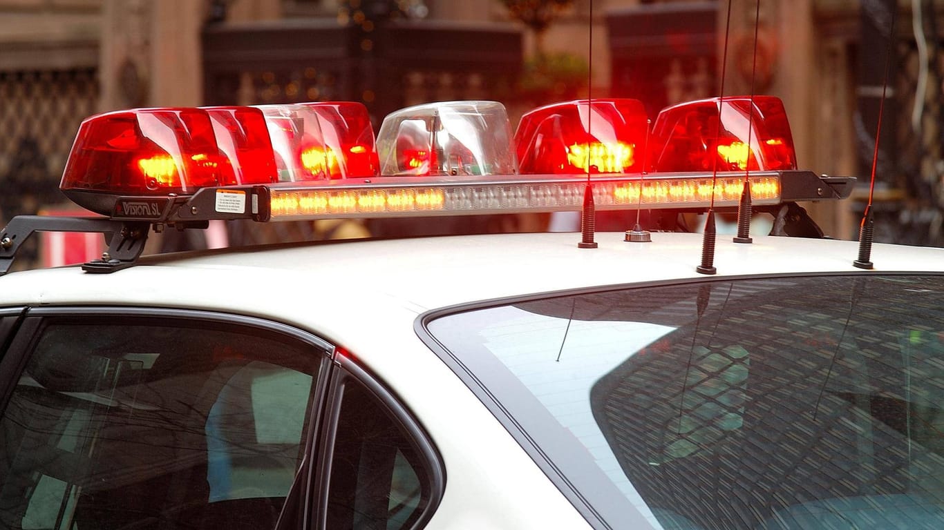 Die Signallichter eines amerikanischen Polizeifahrzeugs (Symbolbild): In Südkalifornien fand die Polizei einen mutmaßlichen Mörder tot neben dem Opfer.