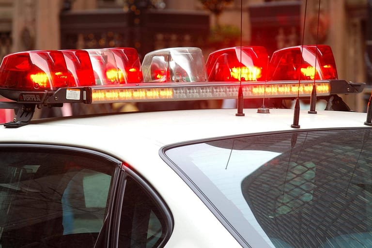 Die Signallichter eines amerikanischen Polizeifahrzeugs (Symbolbild): In Südkalifornien fand die Polizei einen mutmaßlichen Mörder tot neben dem Opfer.