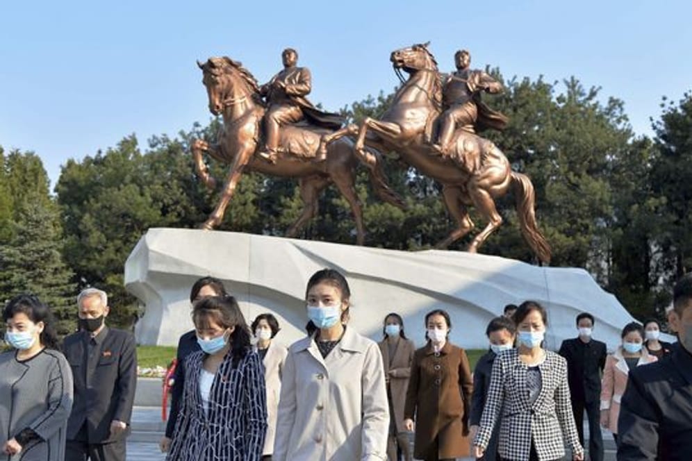Menschen mit Mund-Nasen-Schutz im April in Pjöngjang.
