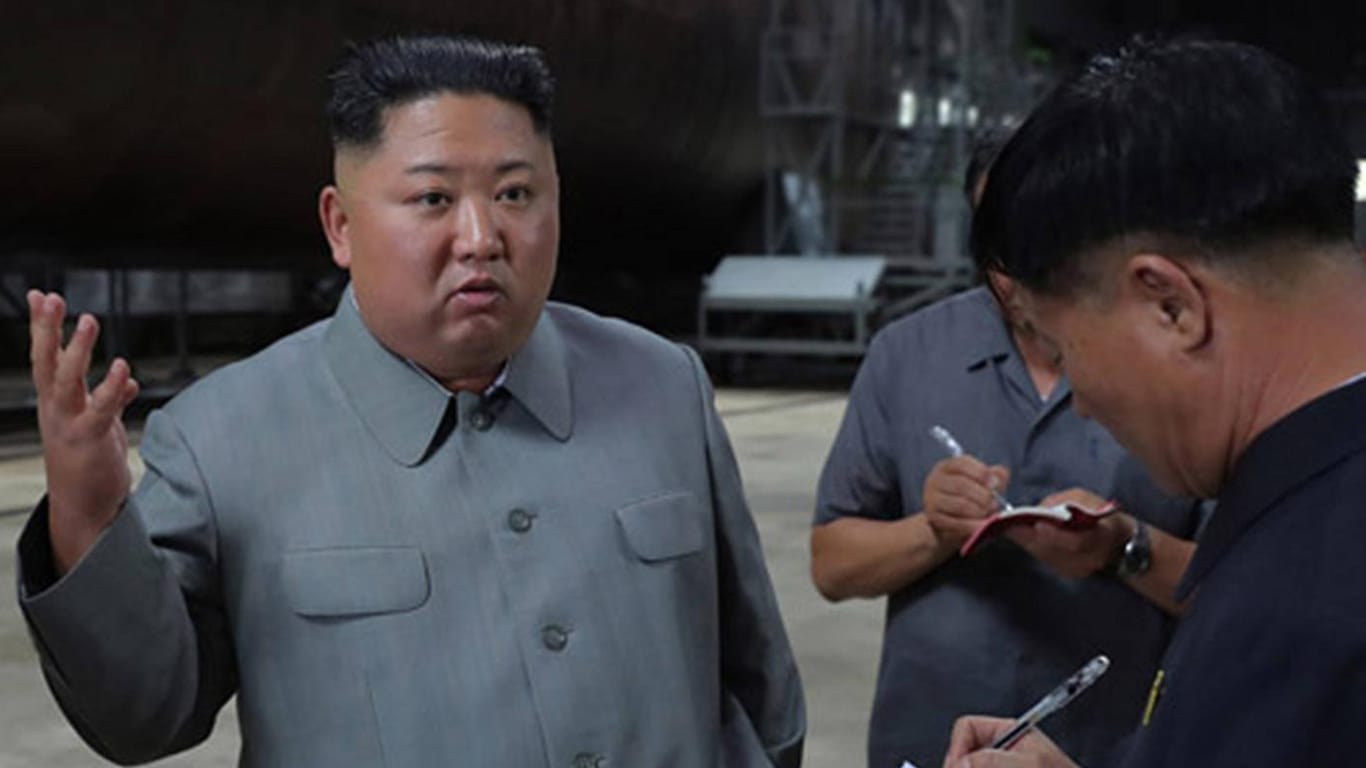 Kim Jong Un gibt Mitarbeitern Anweisungen (Archivbild): Der nordkoreanische Machthaber hat eine harte Quarantäne angekündigt.
