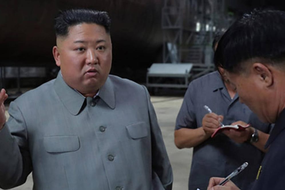 Kim Jong Un gibt Mitarbeitern Anweisungen (Archivbild): Der nordkoreanische Machthaber hat eine harte Quarantäne angekündigt.