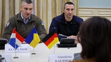 Vitali und Wladimir Klitschko bei Gesprächen mit Annalena Baerbock (Archivbild): Der Kiewer Bürgermeister befürchtet neue russische Angriffe.