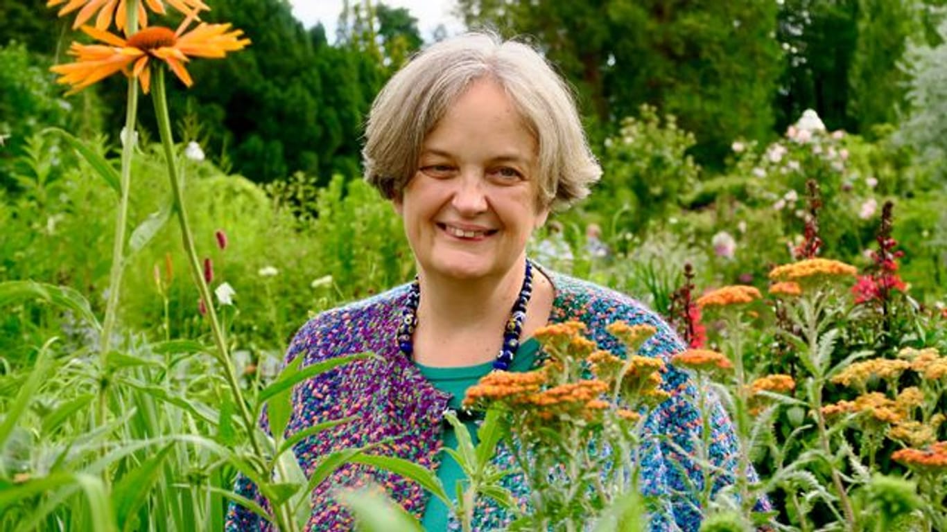 Isabelle Van Groeningen ist Gartenhistorikerin, Leiterin der Königlichen Gartenakademie in Berlin und Trägerin des Deutschen Gartenbuchpreises 2022.