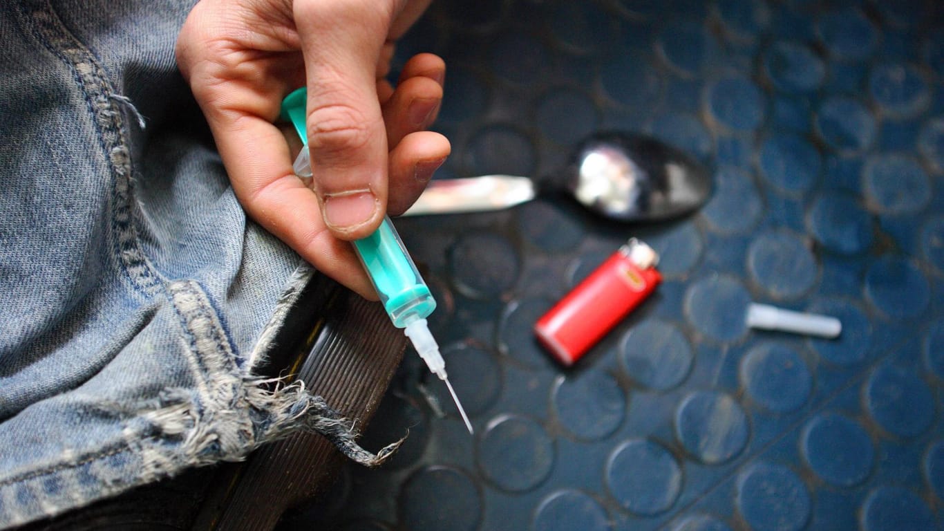Eine Spritze wird für den Konsum von Drogen vorbereitet (Symbolbild): In den USA stieg die Zahl der Drogentoten um 15 Prozent.