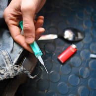 Eine Spritze wird für den Konsum von Drogen vorbereitet (Symbolbild): In den USA stieg die Zahl der Drogentoten um 15 Prozent.