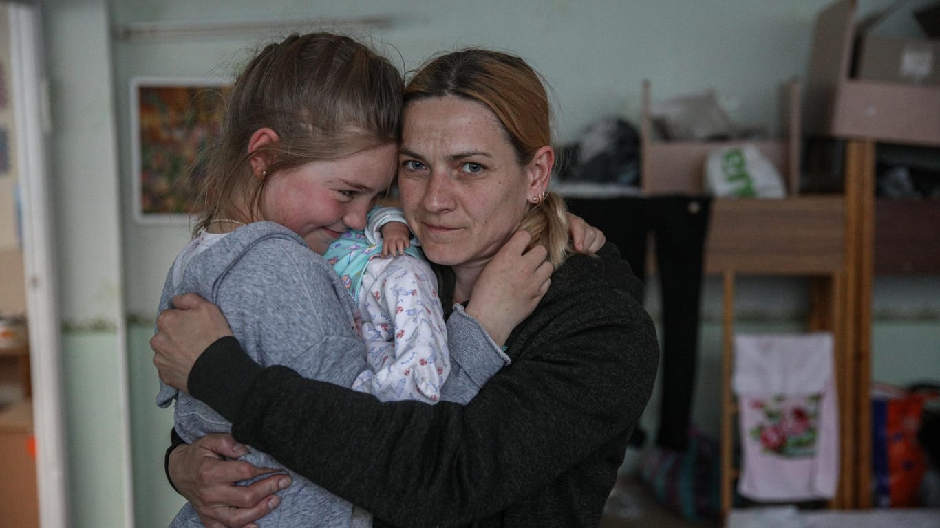 Svetlanas Mitbewohnerin Maryna (37) mit Tochter Tanya (9) aus Ruska Losowa: "Kinder sind magisch. Sie verarbeiten den Horror ganz anders."