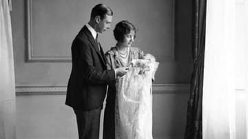 Mai 1926: Queen Mum und ihr Mann, König George VI., halten ihre Tochter Elisabeth am Tag ihrer Taufe auf dem Arm.