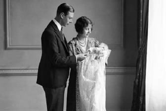 Mai 1926: Queen Mum und ihr Mann, König George VI., halten ihre Tochter Elisabeth am Tag ihrer Taufe auf dem Arm.