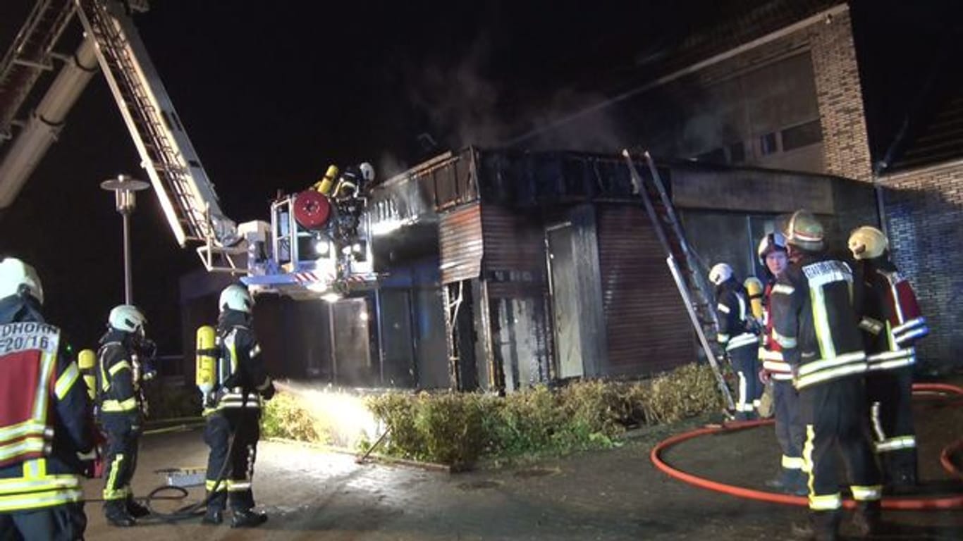 Schulmensa in Flammen: Polizei vermutet Brandstiftung