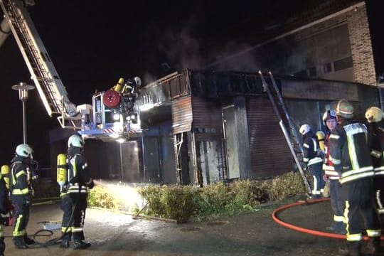 Schulmensa in Flammen: Polizei vermutet Brandstiftung