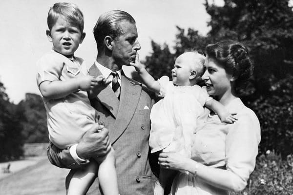 August 1951: Die Queen zusammen mit ihrem Mann Prinz Philip sowie den beiden Kindern Prinz Charles und Prinzessin Anne.