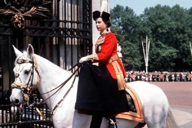 Juni 1963: Nach einer Parade reitet die Queen zurück zum Buckingham-Palast.