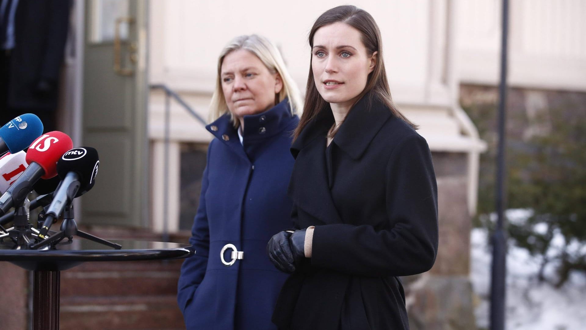 Schwedens Ministerpräsidentin Magdalena Andersson (l.) und Finnlands Premierministerin Sanna Marin: Die beiden Länder wollen entgegen Russlands Wunsch der Nato beitreten.