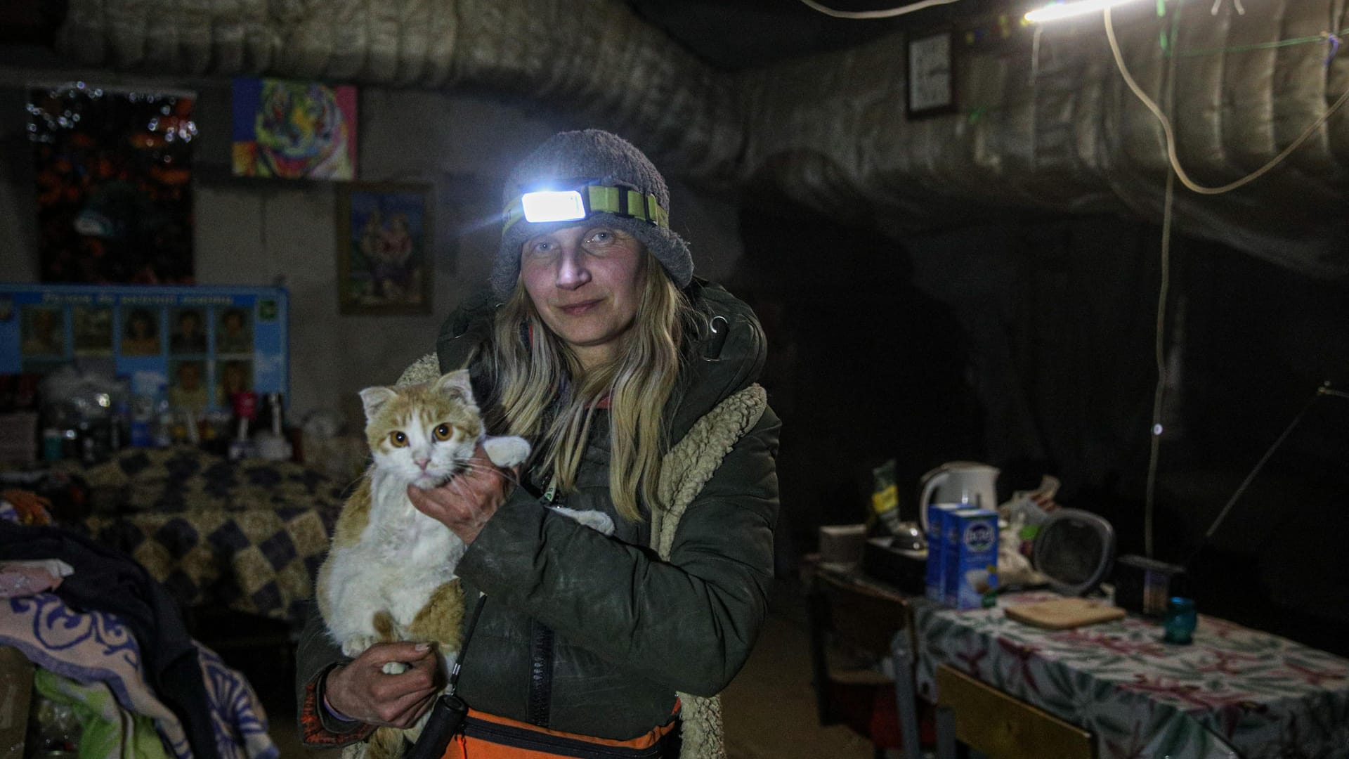 Lara im Untergrund: Tage später, als unser Fotograf erneut Lara besuchte und dieses Foto entstand, gab es wieder Strom.