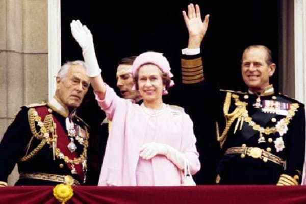 Juni 1977: Winken kann sie, die Queen!