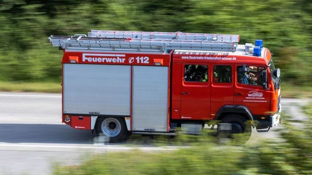 Ein Löschfahrzeug der Feuerwehr fährt zu einem Einsatz