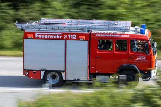 Ein Löschfahrzeug der Feuerwehr fährt zu einem Einsatz