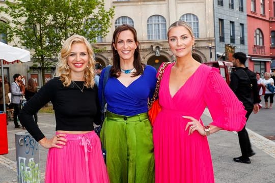 Susan Sideropoulos (l-r), Ulrike Frank und Valentina Pahde beim Jubiläumsfest 30 Jahre "GZSZ" in Potsdam.