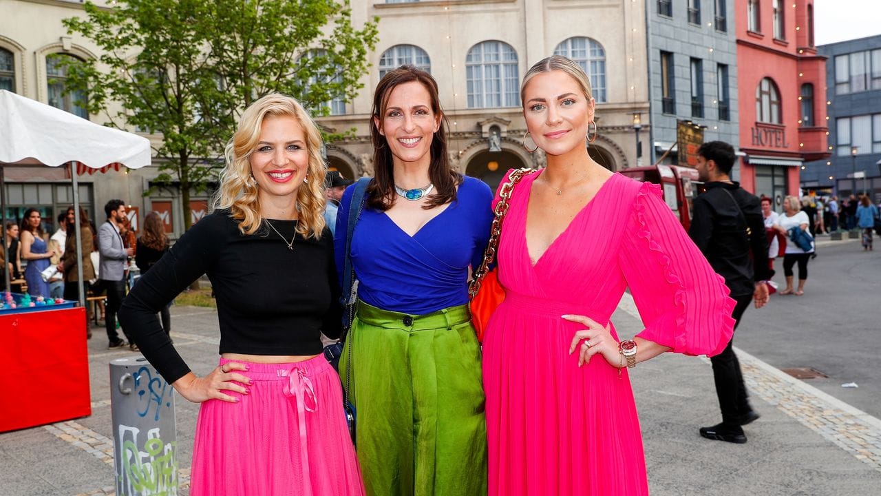 Susan Sideropoulos (l-r), Ulrike Frank und Valentina Pahde beim Jubiläumsfest 30 Jahre "GZSZ" in Potsdam.