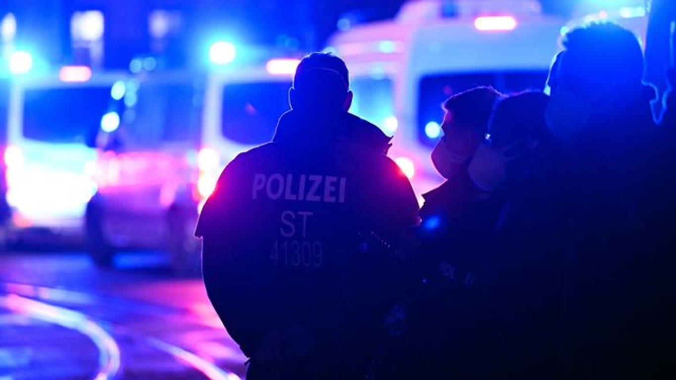 Polizisten stehen bei einem Einsatz auf der Straße: Ein Großaufgebot musste am Mittwochabend nach Rahlstedt ausrücken.