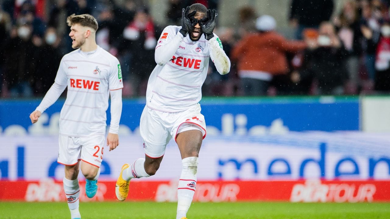 Der Kölner Anthony Modeste (r) hat sich längst in die Herzen der Kölner Fans gespielt.