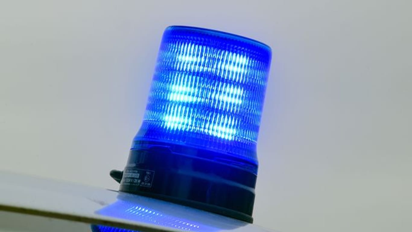 Ein Blaulicht leuchtet auf einem Einsatzwagen der Polizei