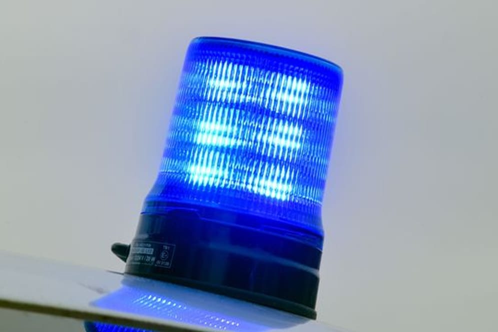 Ein Blaulicht leuchtet auf einem Einsatzwagen der Polizei