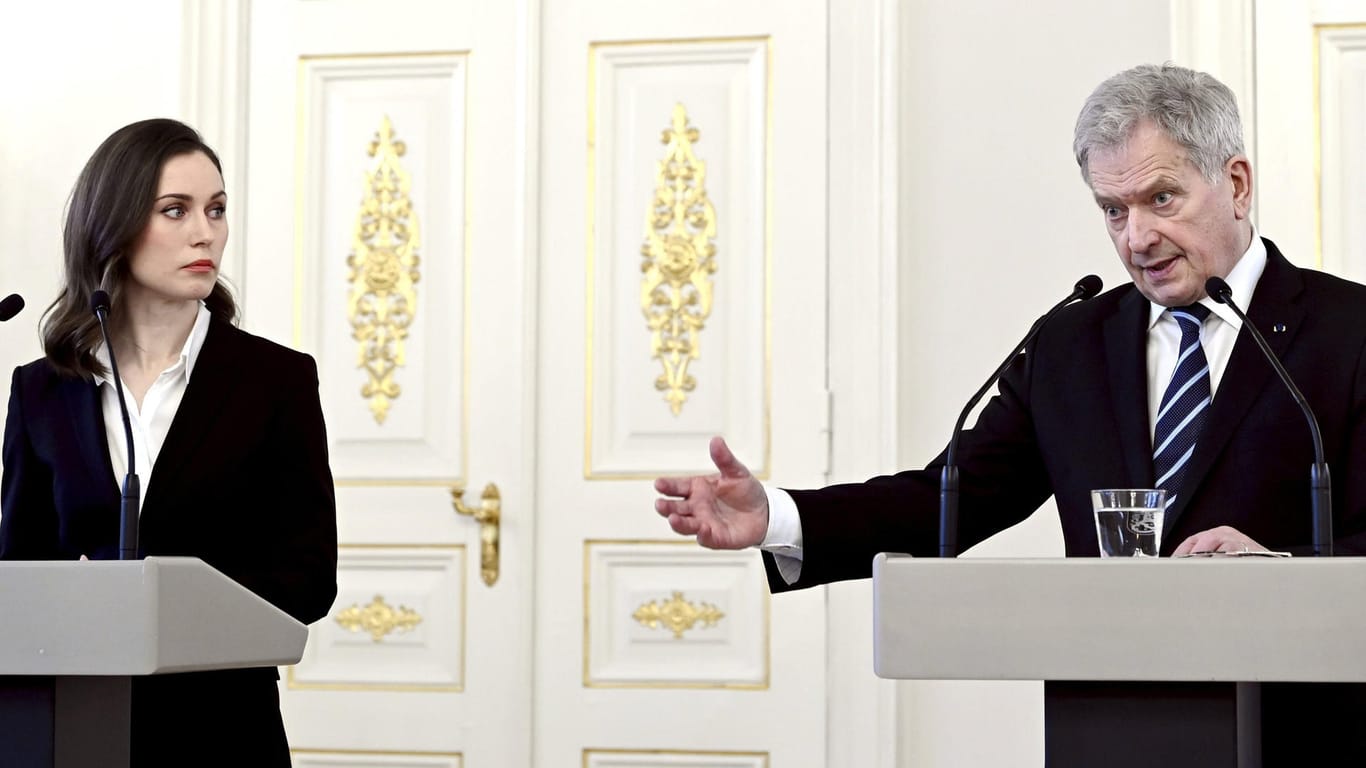 Sanna Marin, Ministerpräsidentin von Finnland (l) und Sauli Niinistö, Präsident von Finnland: Sie entschieden den Schritt zusammen.