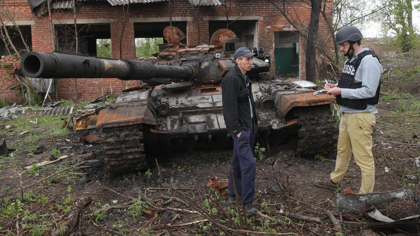 Alexander aus Mala Rohan mit t-online-Reporter Daniel Mützel vor einem zerstörten russischen Panzer.