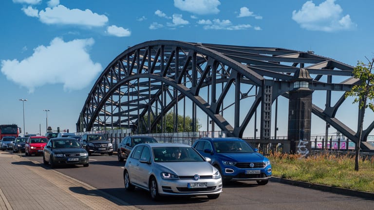 Die Brandenburger Brücke in Leipzig (Archivbild): Die Brücke und der gesamte Zugverkehr unter ihr sind seit den frühen Morgenstunden gesperrt.