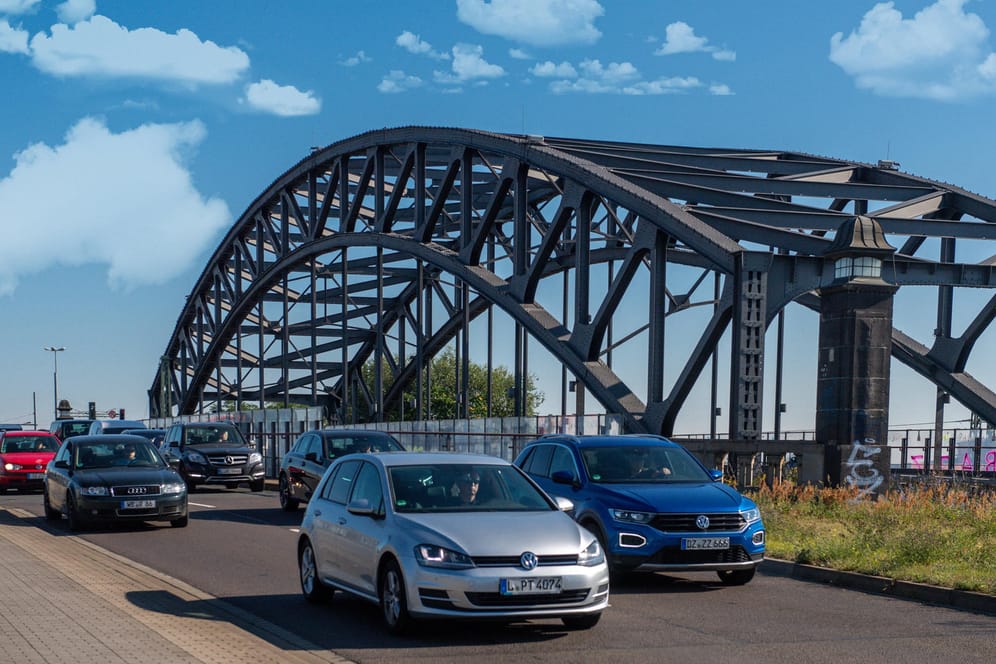 Die Brandenburger Brücke in Leipzig (Archivbild): Die Brücke und der gesamte Zugverkehr unter ihr sind seit den frühen Morgenstunden gesperrt.