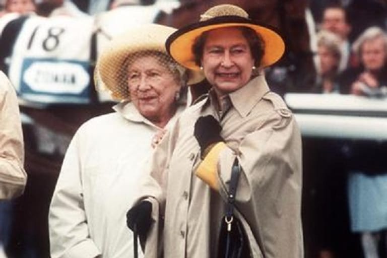 Juni 1990: Die Queen mit ihrer Mutter beim Pferderennen – eine ihrer großen Leidenschaften.