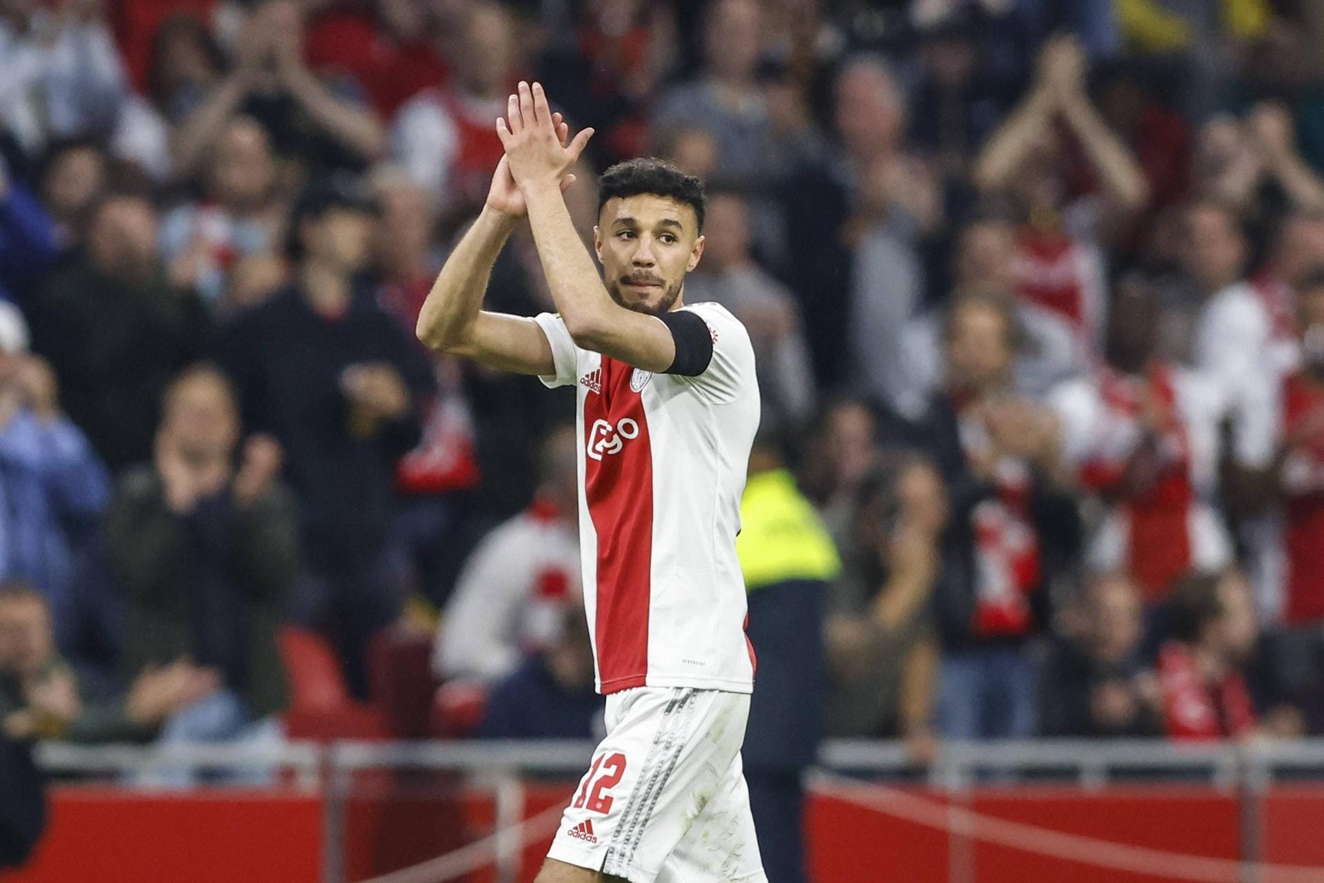 Noussair Mazraoui: Eben noch Meister geworden, nun heißt es Abschied nehmen vom niederländischen Klub Ajax Amsterdam. Nach 16 Jahren wechselt der Rechtsverteidiger ablösefrei zum Rekordmeister nach München. Der 24-Jährige unterschrieb einen Vertrag bis 2026 und soll die defensive Instabilität ausbessern.