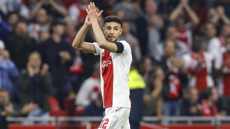 Noussair Mazraoui: Eben noch Meister geworden, nun heißt es Abschied nehmen vom niederländischen Klub Ajax Amsterdam. Nach 16 Jahren wechselt der Rechtsverteidiger ablösefrei zum Rekordmeister nach München. Der 24-Jährige unterschrieb einen Vertrag bis 2026 und soll die defensive Instabilität ausbessern.