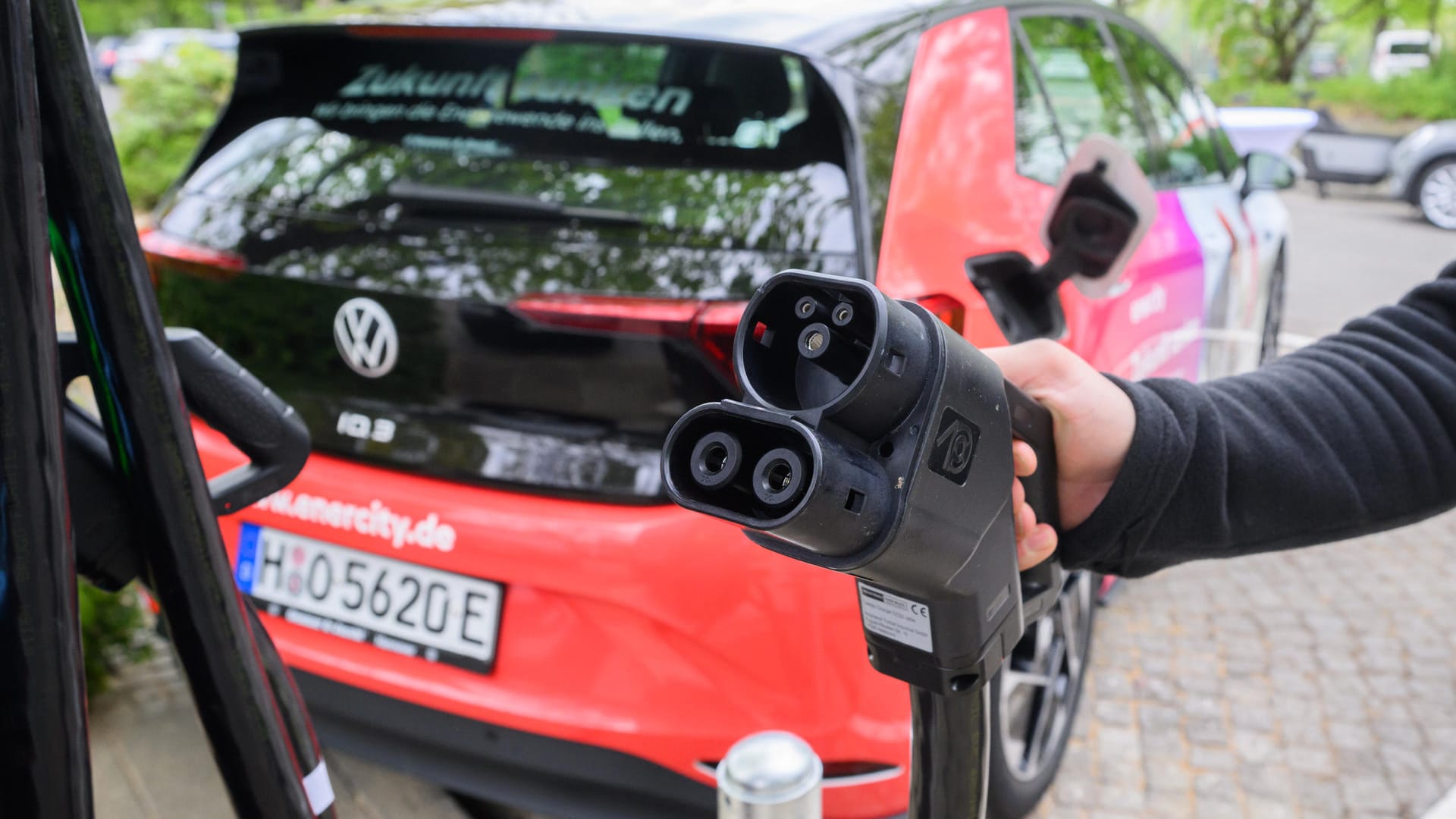 Höchste öffentliche Ladenetz-Dichte in HannoverE-Auto vor dem Aufladen in Hannover: Niedersachsens Landeshauptstadt hat eines der dichtesten Ladesäulen-Netze in Deutschland. Das macht sich auch an der Verbreitung von E-Autos bemerkbar.