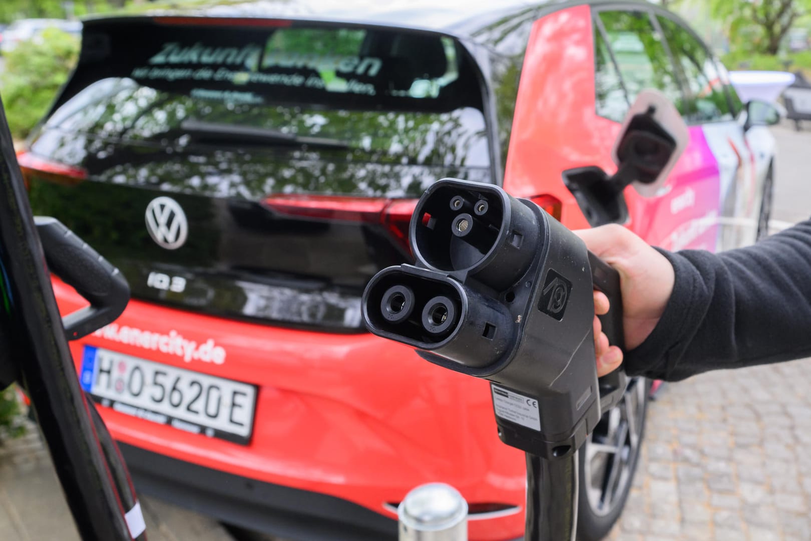 Höchste öffentliche Ladenetz-Dichte in HannoverE-Auto vor dem Aufladen in Hannover: Niedersachsens Landeshauptstadt hat eines der dichtesten Ladesäulen-Netze in Deutschland. Das macht sich auch an der Verbreitung von E-Autos bemerkbar.